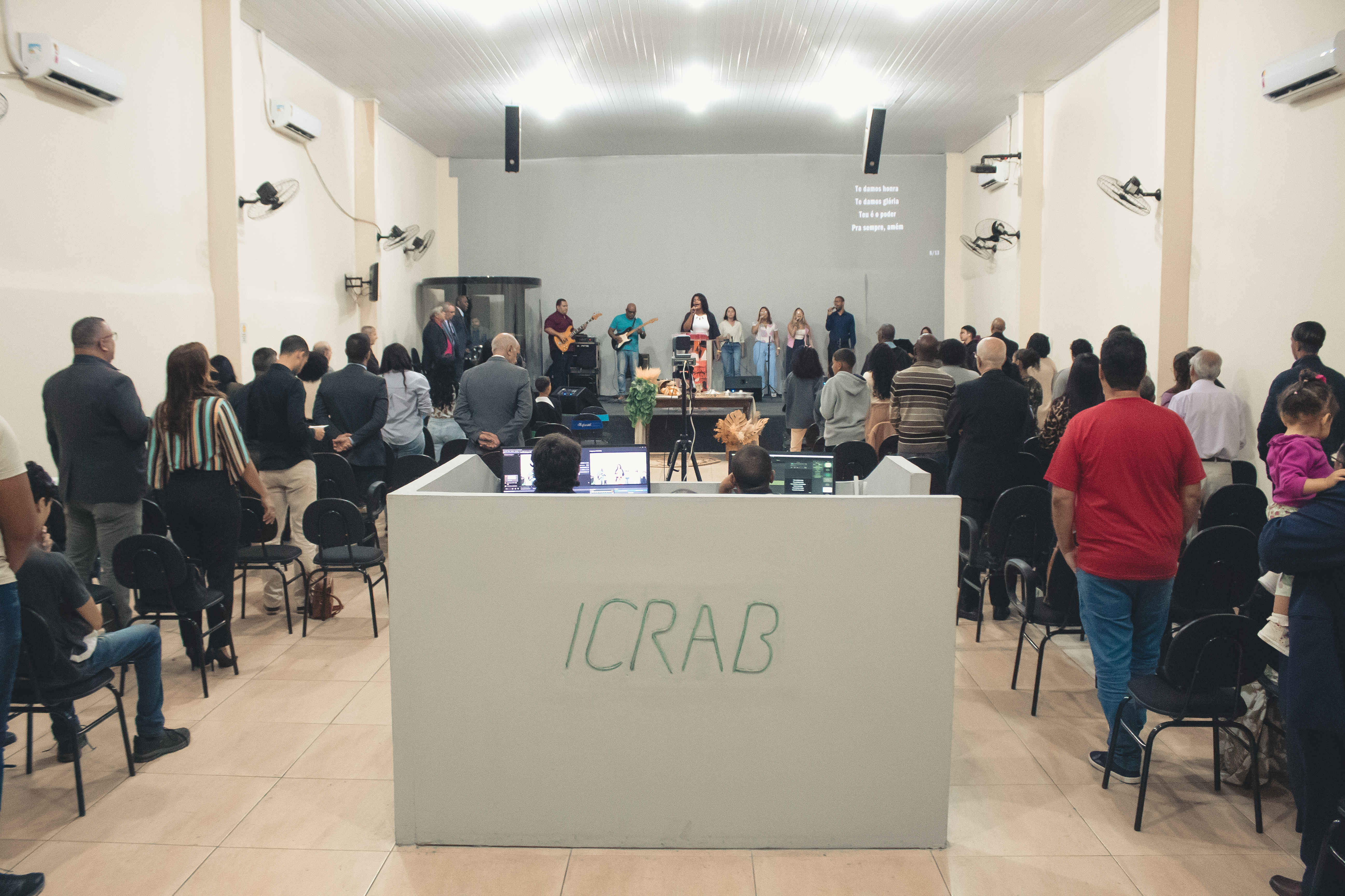 Comunidade reunida em adoração