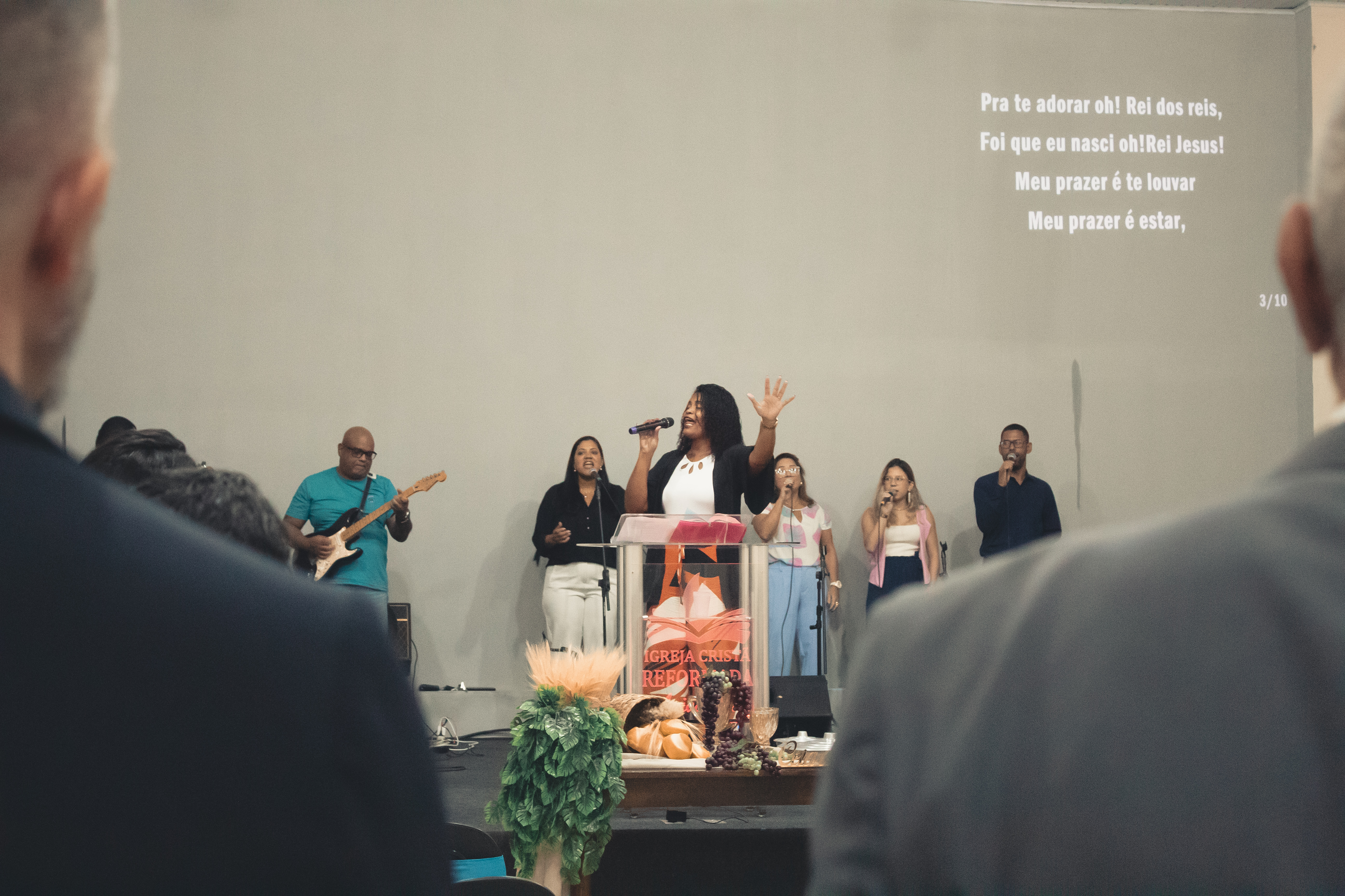 Congregação em oração e adoração